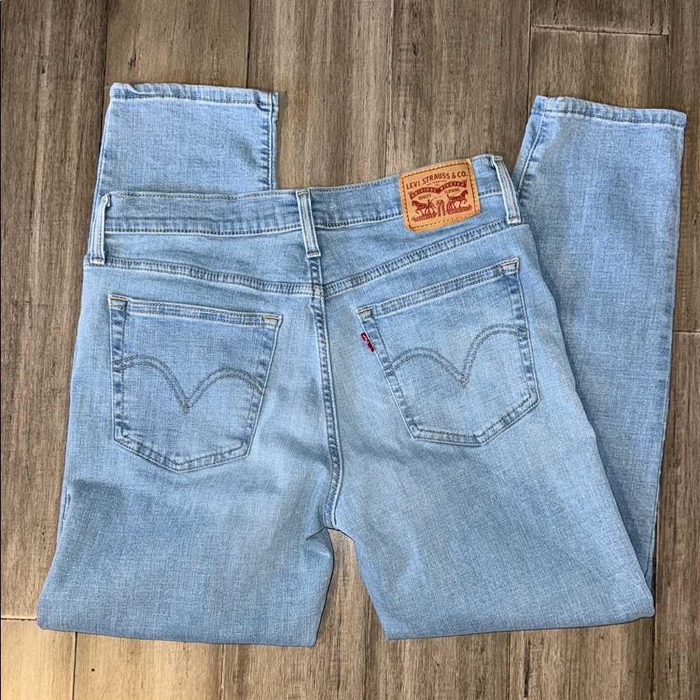 Size 28 Levi's Boyfriend Light Blue Denim Jeans. Super comfy and stretchy.
